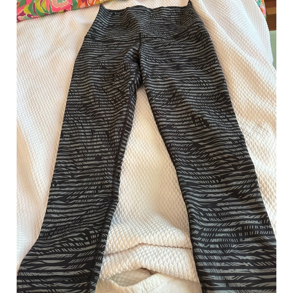 Lululemon Athletica Black‎ Grey Abstract Stripe High Rise Crop Leggings Size 6
